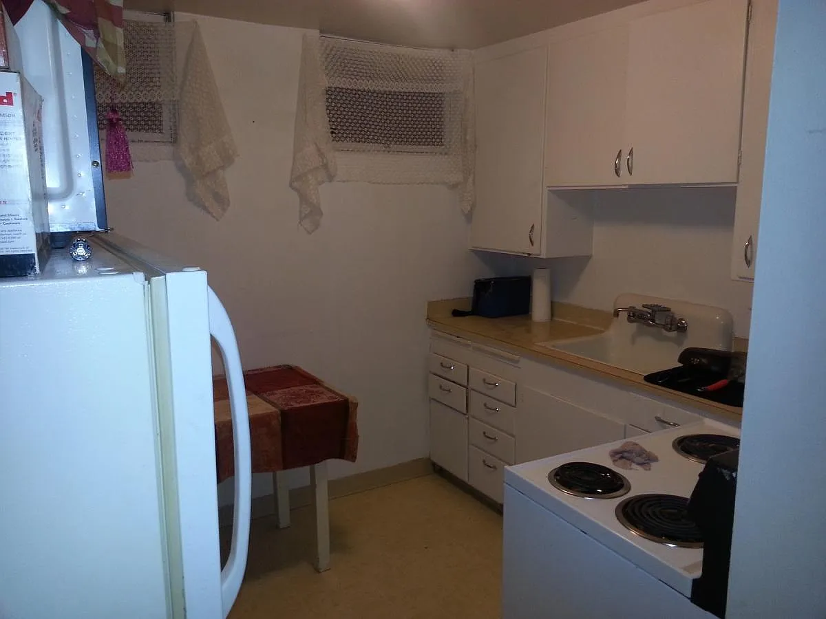 Kitchen - 117 S Sargent Ave #1