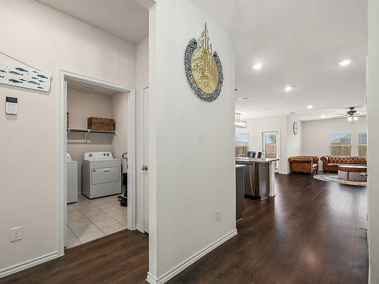 901 Euston St — Photo 5