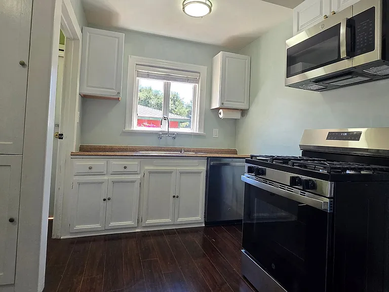 1692 N Marengo Ave — Photo 9