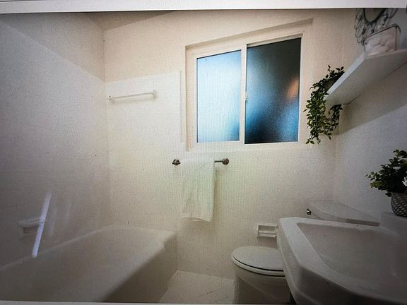4th image of 1548 Hoover Ave #B