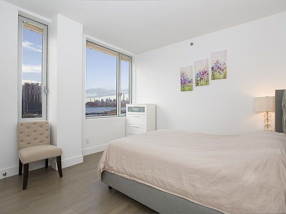 4th image of 525 Borden Ave #9L