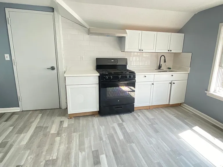 18 Crescent St #3 — Photo 4