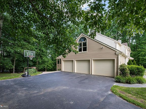 3rd image of 161 Foxgayte Ln