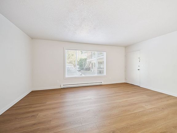 3rd image of 2702 SE Alder St #2702