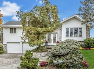 42 Voorhis Dr, Old Bethpage, NY 11804