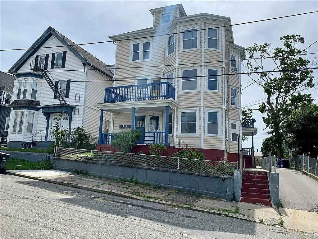3 bed, 1.0 bath, 1404 sqft, $2,100 — Photo 1