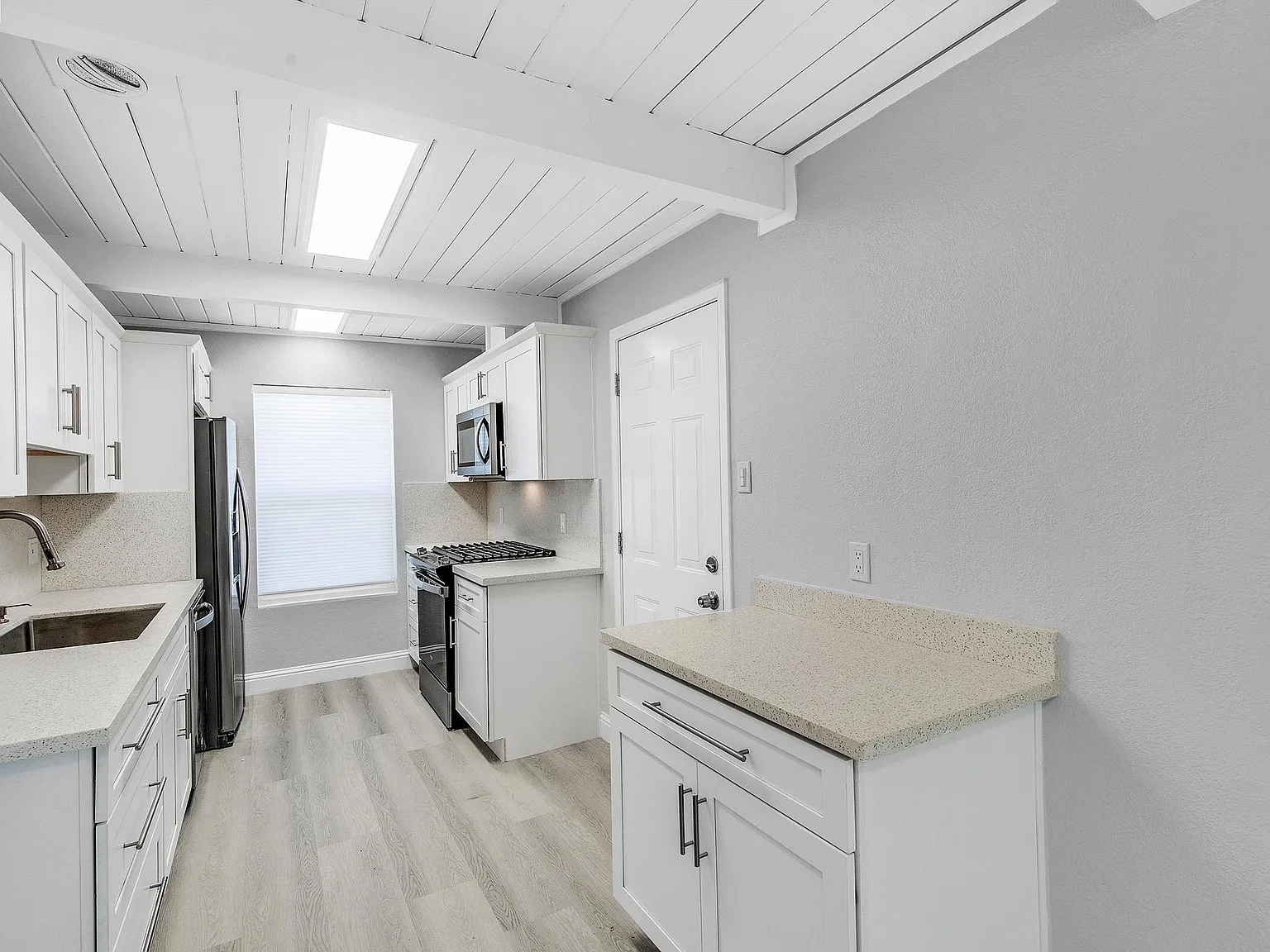 2 bed, 840 sqft, $2,675 — Photo 4
