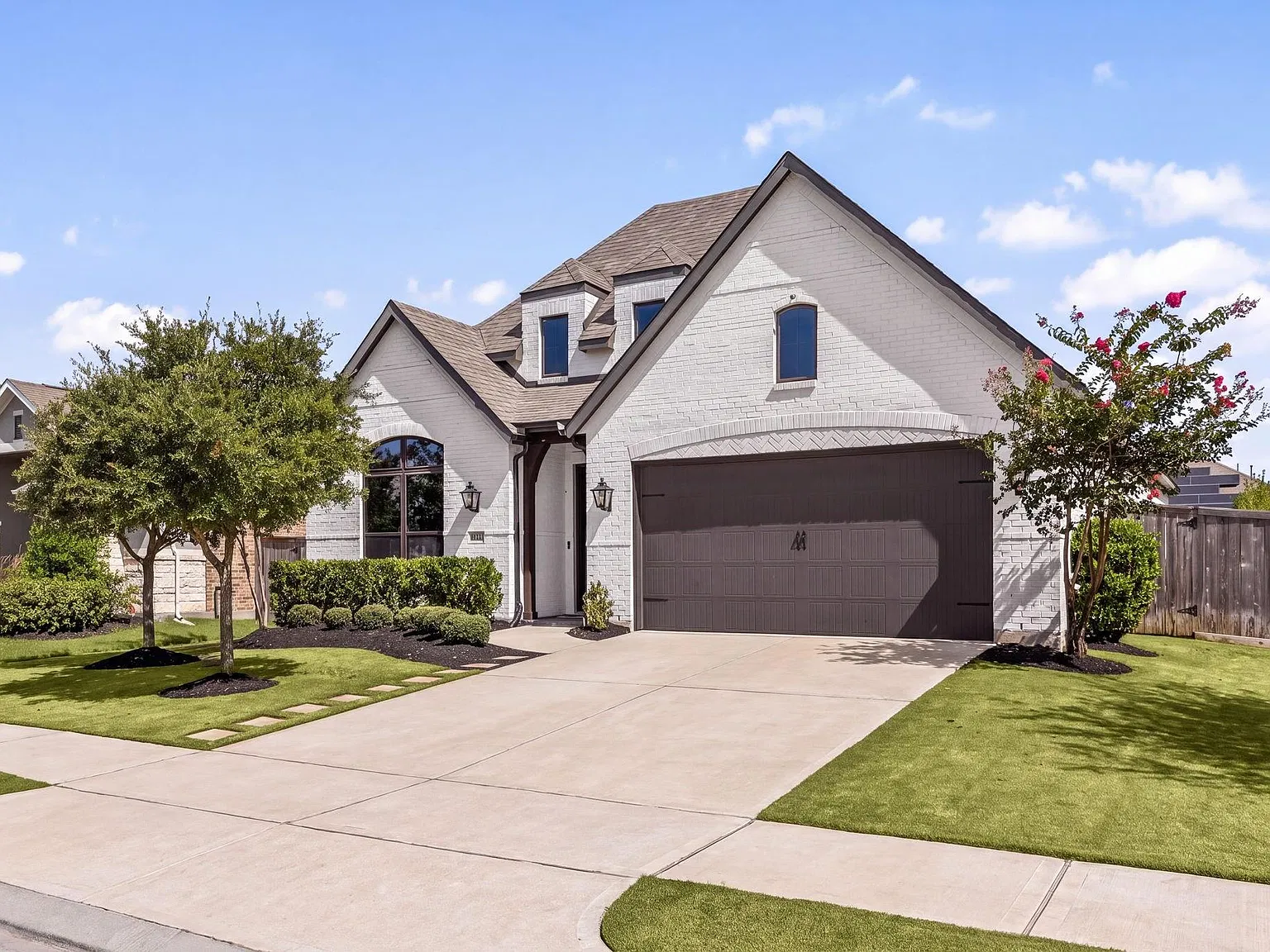4 bed, 2.5 bath, 2319 sqft, $2,900 — Photo 2