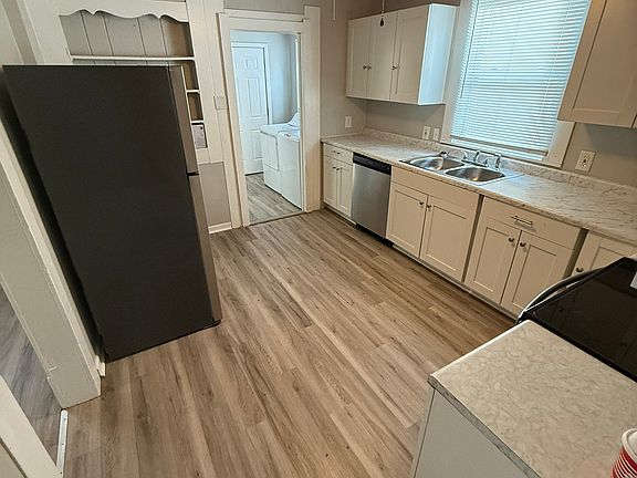 4th image of 127 Lake Shore Ave
