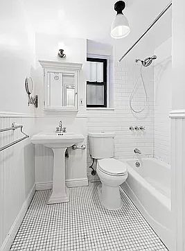 5th image of 135 W 58th St APT 6C