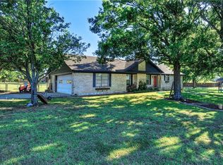 21 W Acres Rd, Whitesboro, TX 76273