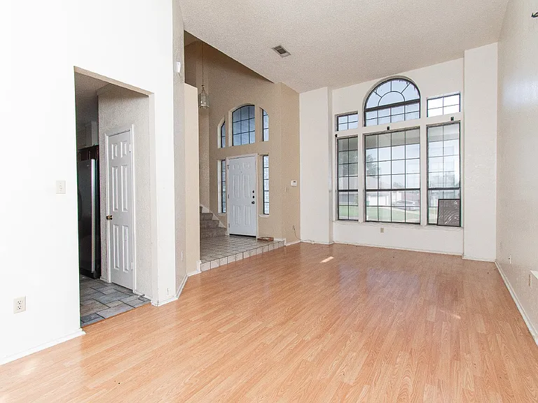 2304 Iowa Dr — Photo 4