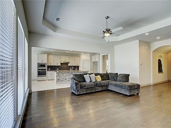5th image of 1009 Benbrook Trl