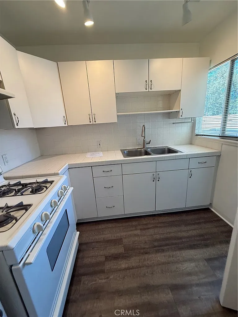 2 bed, 900 sqft, $2,150 — Photo 1