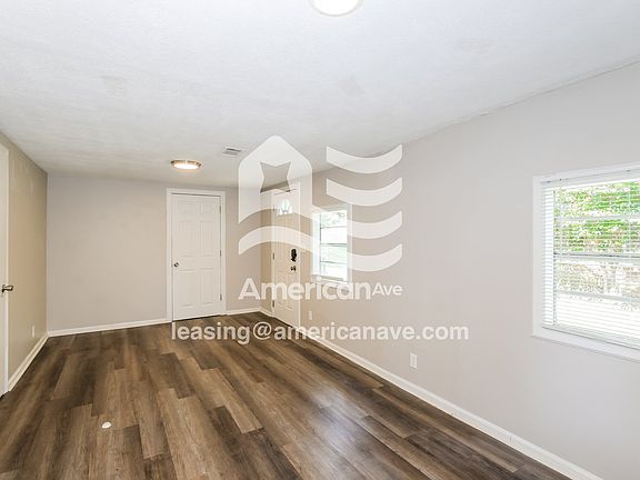 1585855_003_living_room_13936612.jpg