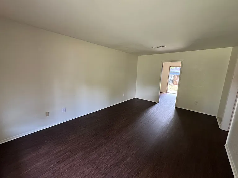 3011 Mackey Ln — Photo 2
