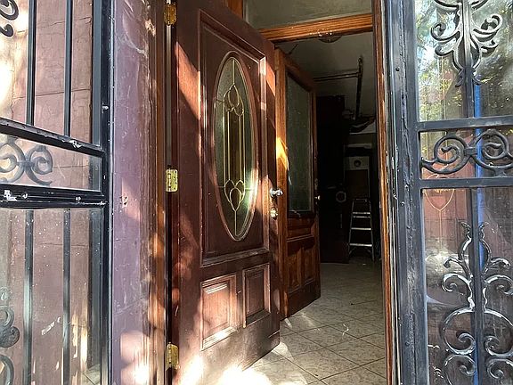 5th image of 107 W 132nd St