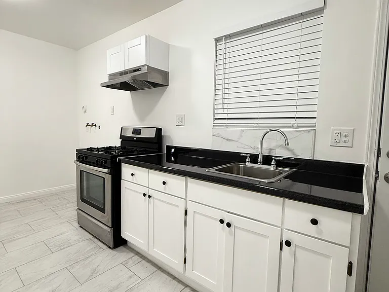2444 Iowa Ave #B — Photo 3