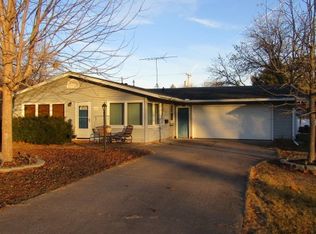 1225 N 4th St, Clinton, IA 52732