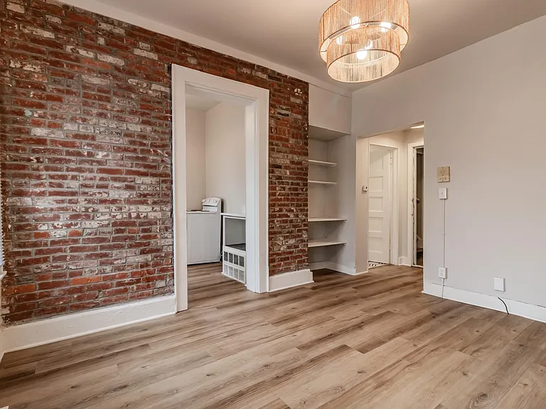 410 SE 2nd St #2 — Photo 1