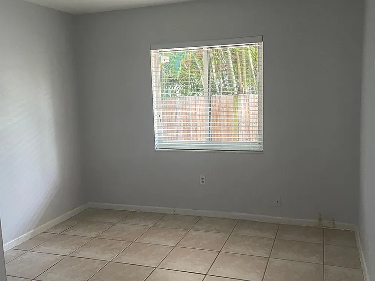 1001 NE 22nd Dr — Photo 3