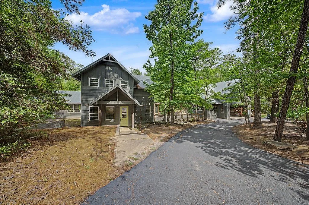 4 bed, 3.5 bath, 3319 sqft, $4,500 — Photo 1