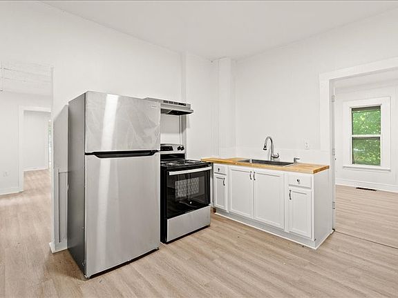 5th image of 182 Chapin St