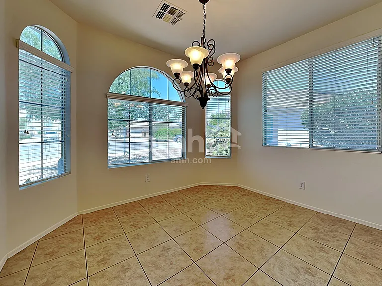 7225 S 73rd Dr — Photo 6