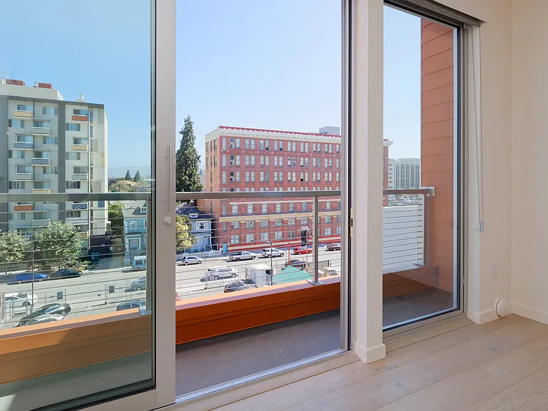 Private balcony

(Image shown is a model unit photo. Available units may vary slightly in appearance.)