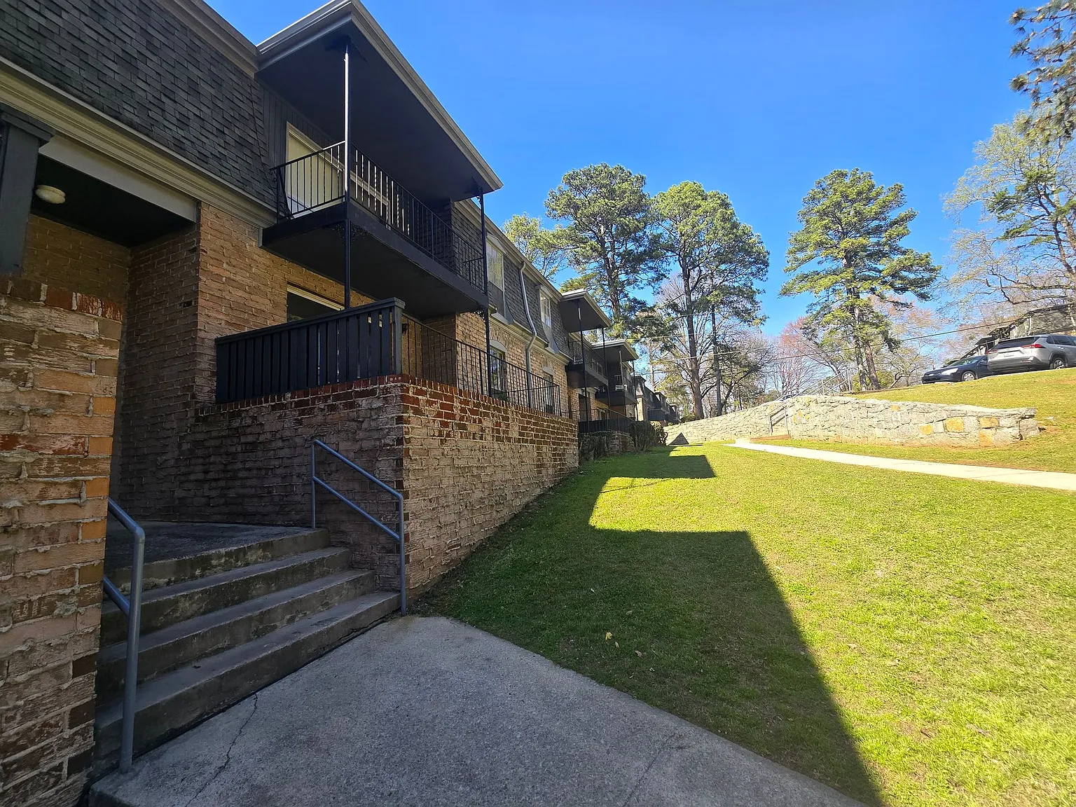Chateau Montagne Apartments — Photo 4