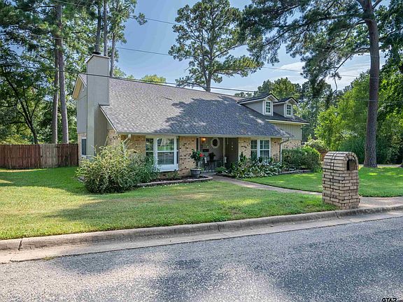 4th image of 200 Pin Oak Dr