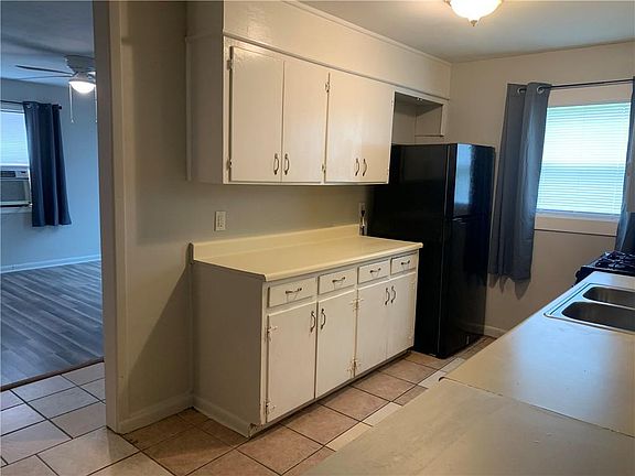 4th image of 304 W Lee St