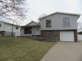 1130 N 10th St, Clinton, IA 52732