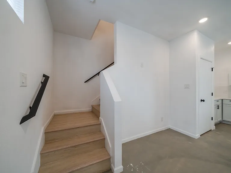 1005 Essex St — Photo 6