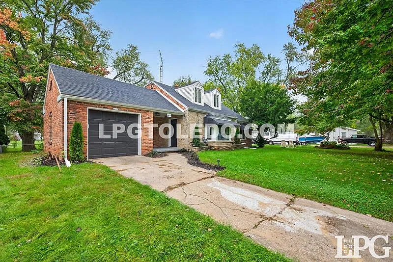 4 bed, 3.0 bath, 1727 sqft, $2,195 — Photo 2
