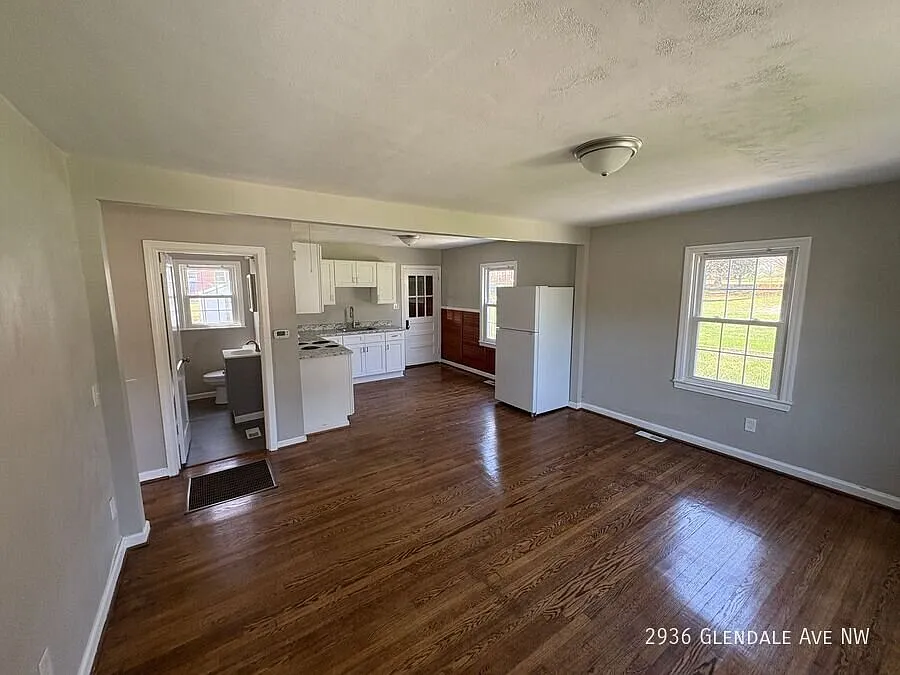 Charming 2 Bedroom Home in Northwest Roanoke Move-In Ready Soon! — Photo 3