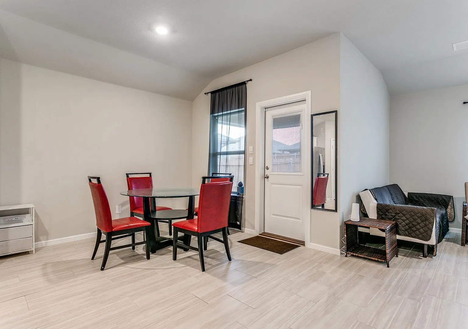 Charming 4BR House in Justin — Photo 4