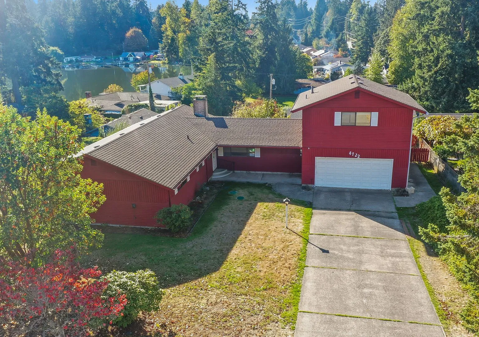 Move In Ready Now! Peek A Boo View Of Pattison Lake - 3 Bedrooms Plus Huge Bonus Room - Bring You... — Photo 3