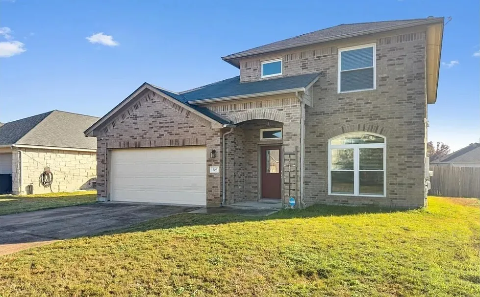 3 bed, 2.5 bath, 2326 sqft, $2,400 — Photo 1