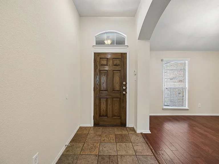1552 Sleepy Hollow Dr — Photo 4