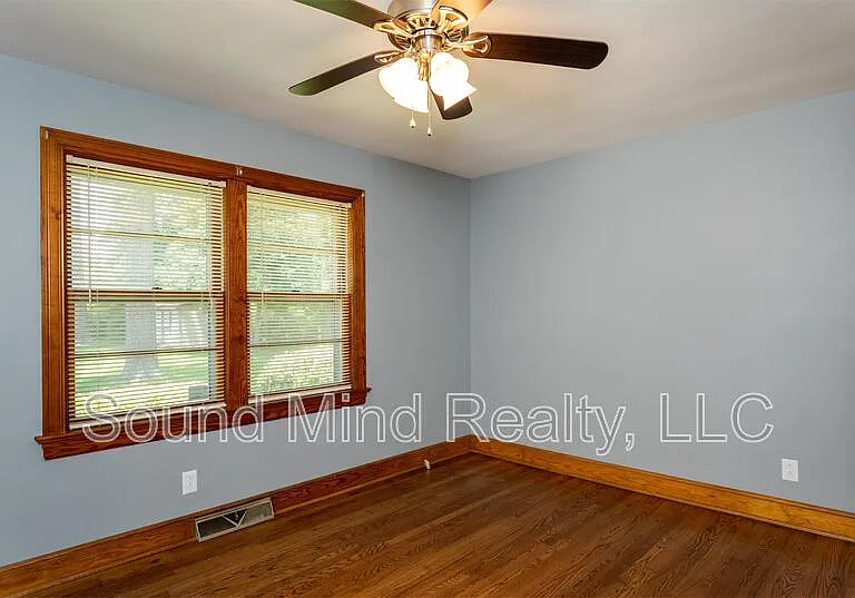 300 Tyson Ave — Photo 9