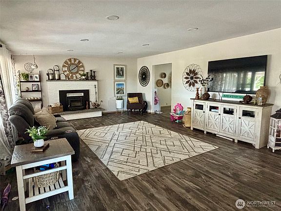 5th image of 610 S 71st Avenue