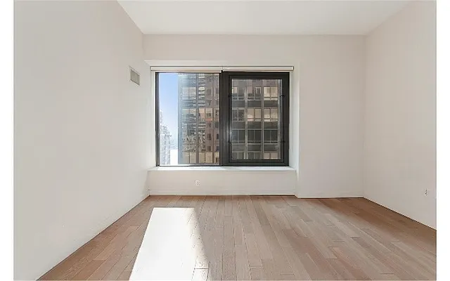 Rented by R New York | media 24
