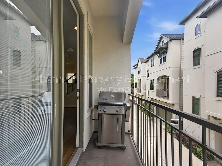 8239 Cambridge St — Photo 24