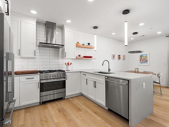 4th image of 3171 Washington St #204