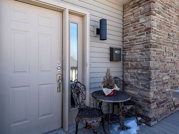 3rd image of 307 Candlewick Dr SE