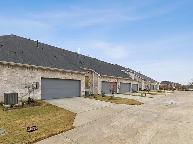 7043 Granbury Ln — Photo 22
