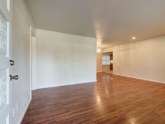 4th image of 2620 Lakeside Dr