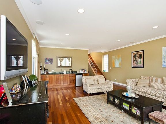 4th image of 1404 W Erie St #3