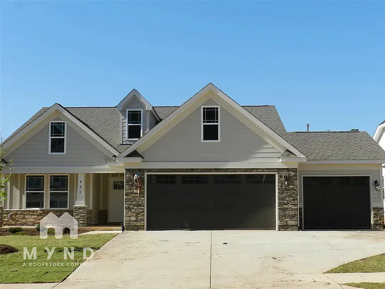 991 Airedale Trl — Photo 1